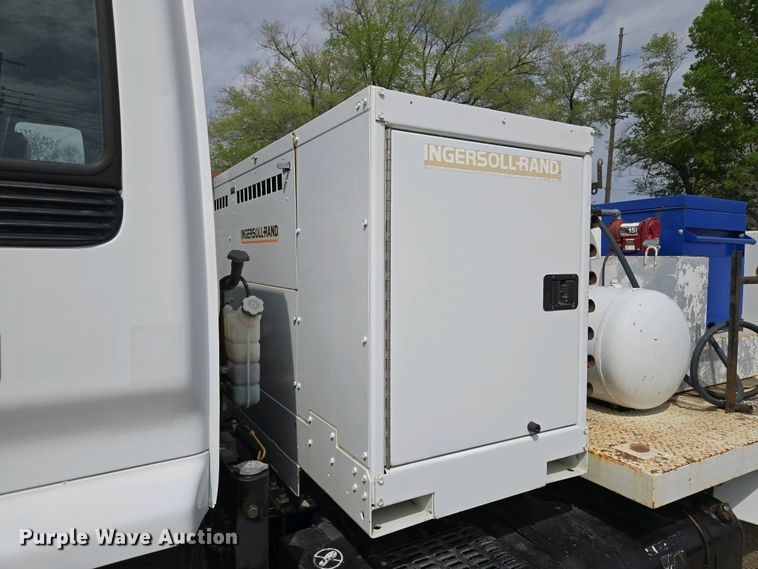 image for item EM7055 1999 GMC T7500 utility / service truck