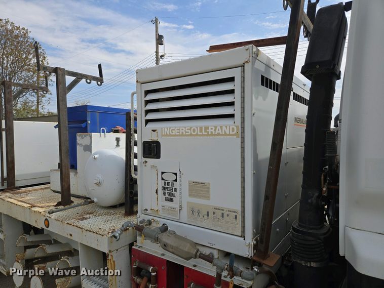 image for item EM7055 1999 GMC T7500 utility / service truck