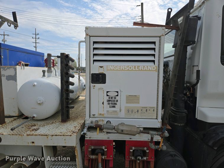 image for item EM7055 1999 GMC T7500 utility / service truck