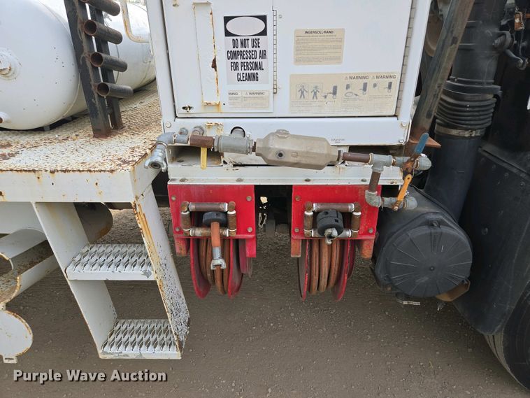 image for item EM7055 1999 GMC T7500 utility / service truck