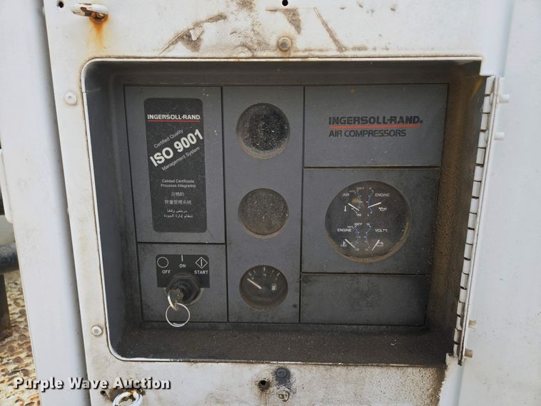 image for item EM7055 1999 GMC T7500 utility / service truck