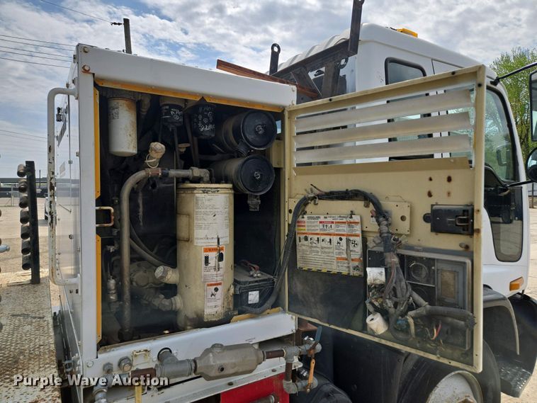 image for item EM7055 1999 GMC T7500 utility / service truck