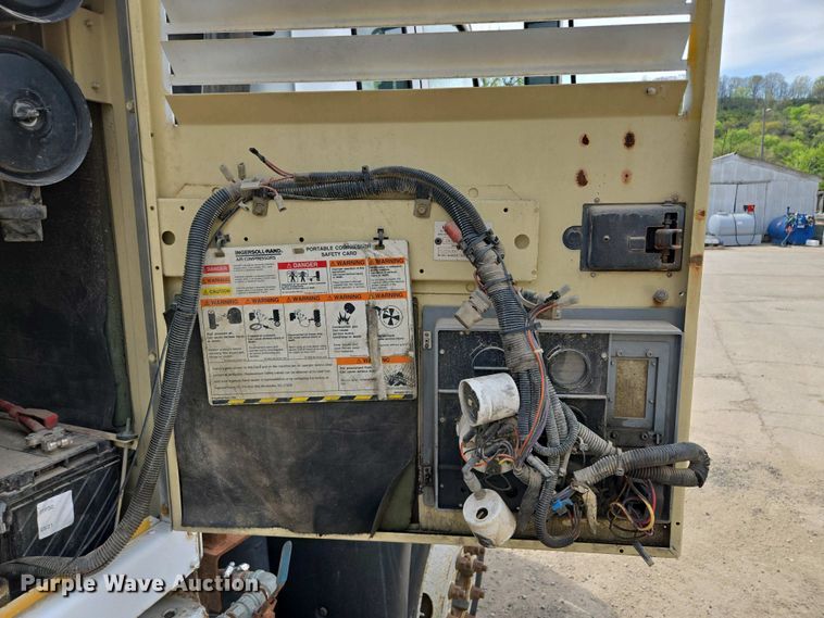 image for item EM7055 1999 GMC T7500 utility / service truck