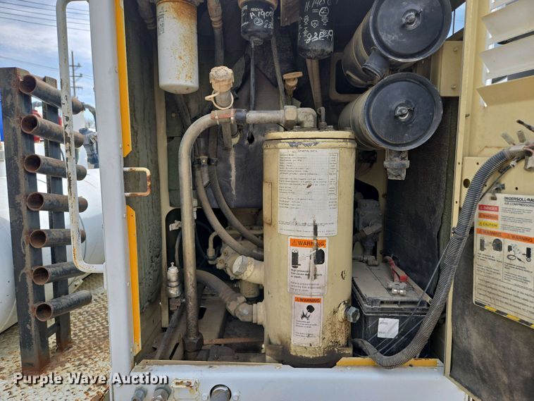 image for item EM7055 1999 GMC T7500 utility / service truck