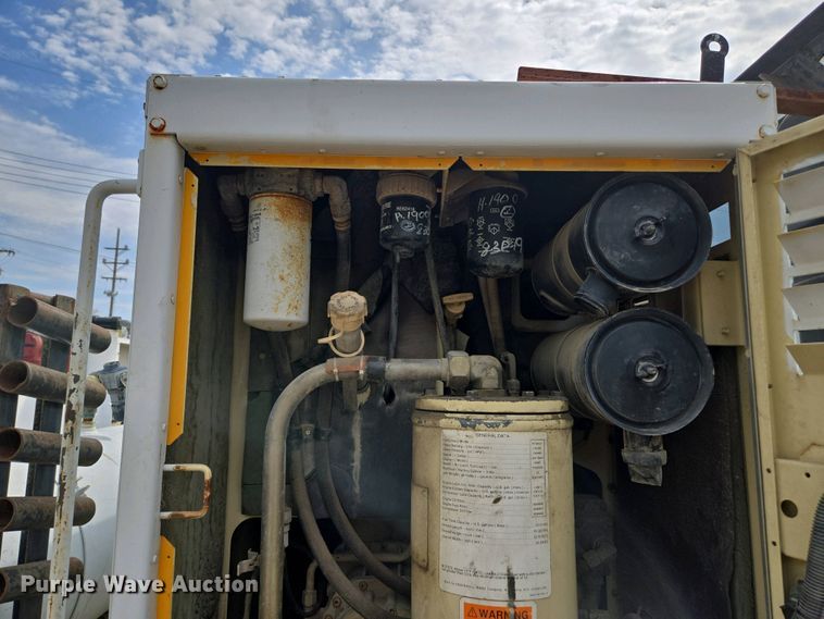 image for item EM7055 1999 GMC T7500 utility / service truck