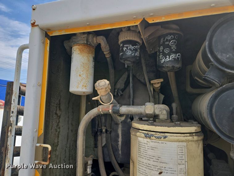 image for item EM7055 1999 GMC T7500 utility / service truck