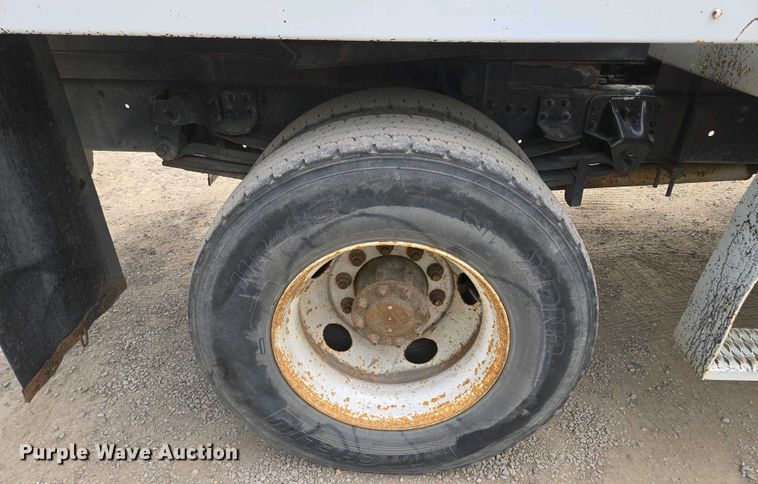 image for item EM7055 1999 GMC T7500 utility / service truck