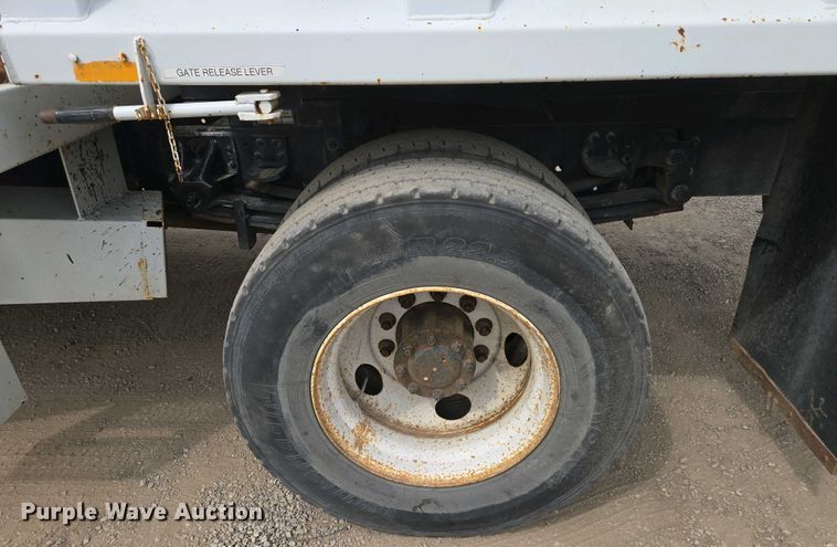 image for item EM7055 1999 GMC T7500 utility / service truck