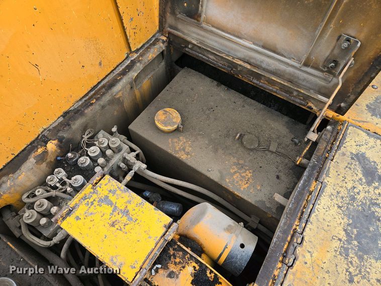 image for item EM7070 1999 Blaw-Knox  PF-3172 paver