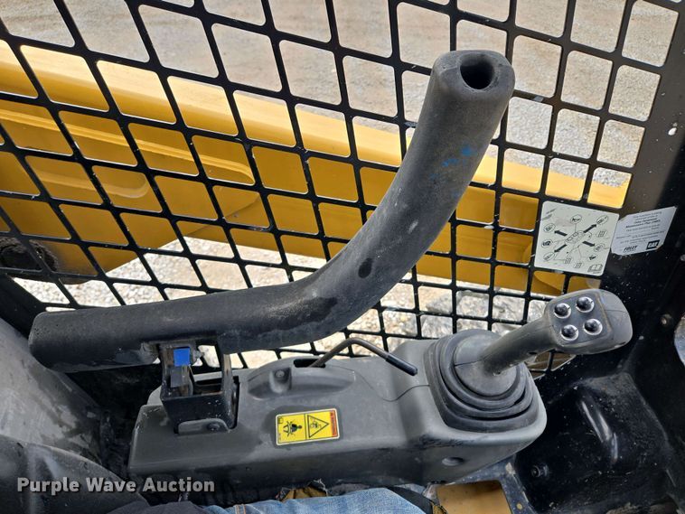image for item EM7072 2015 Caterpillar 262D skid steer loader