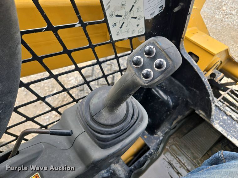 image for item EM7072 2015 Caterpillar 262D skid steer loader