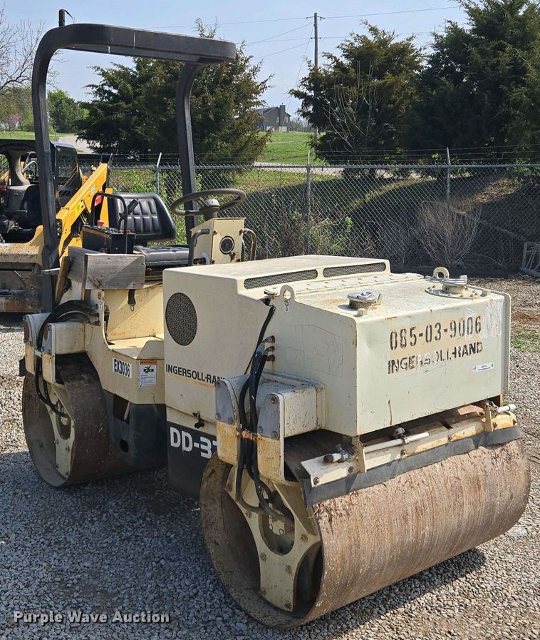image for item EM7073 1987 Ingersoll Rand DD-32 double drum vibratory roller
