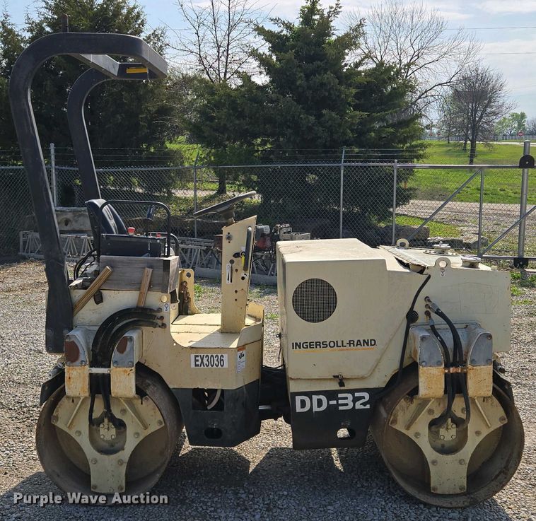 image for item EM7073 1987 Ingersoll Rand DD-32 double drum vibratory roller