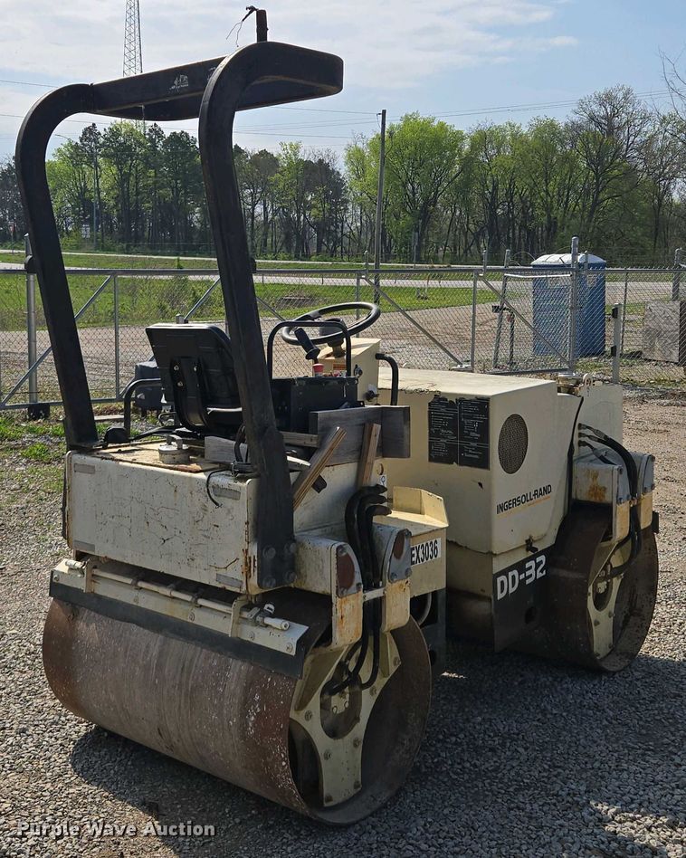 image for item EM7073 1987 Ingersoll Rand DD-32 double drum vibratory roller