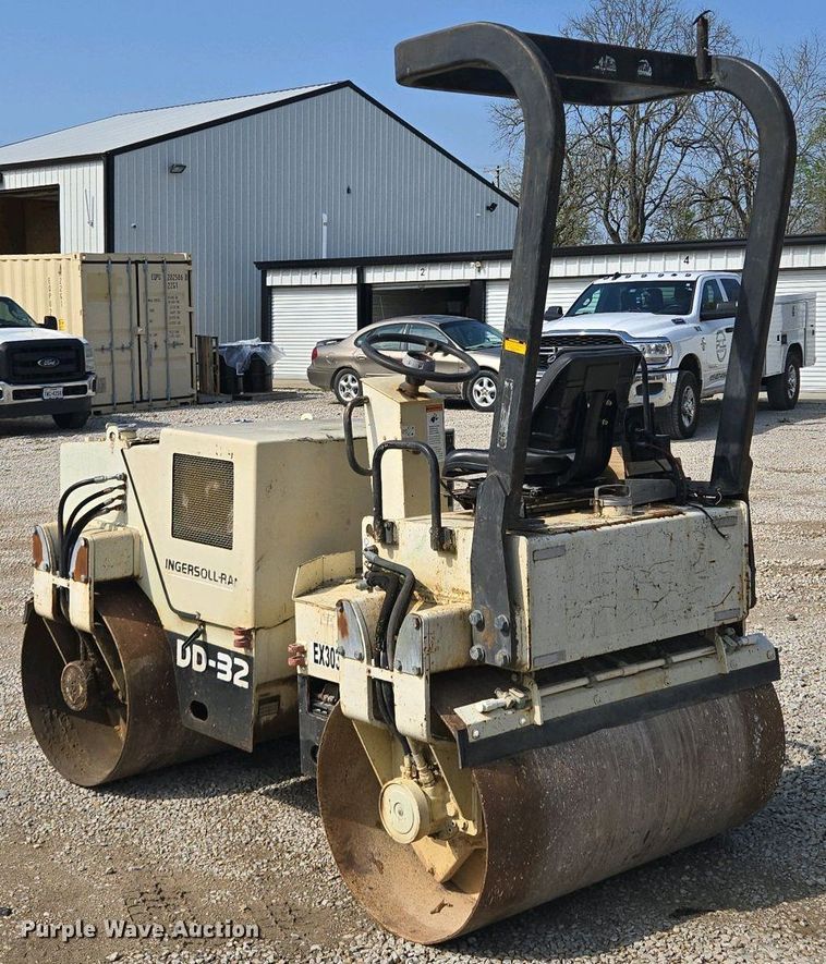 image for item EM7073 1987 Ingersoll Rand DD-32 double drum vibratory roller