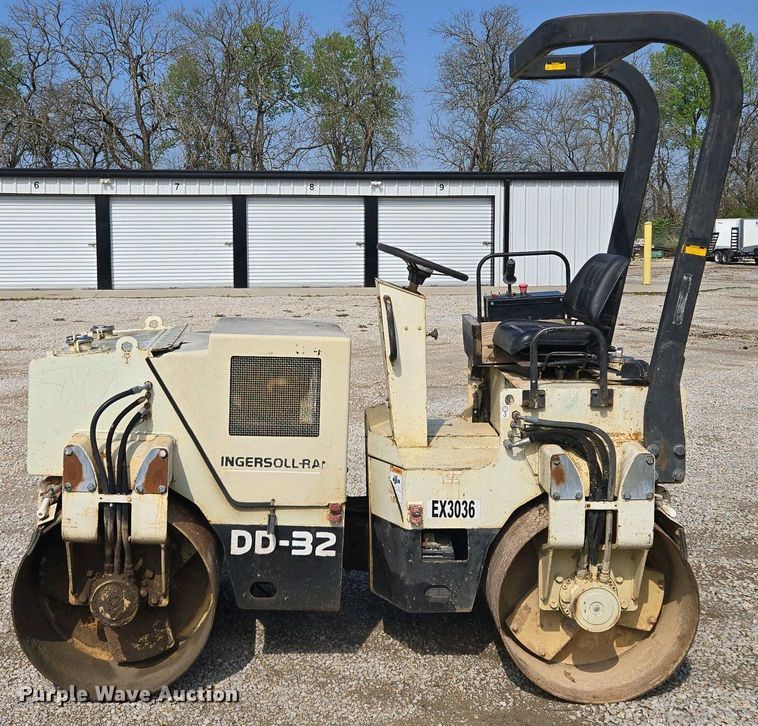 image for item EM7073 1987 Ingersoll Rand DD-32 double drum vibratory roller