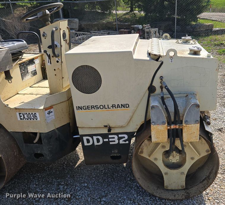 image for item EM7073 1987 Ingersoll Rand DD-32 double drum vibratory roller
