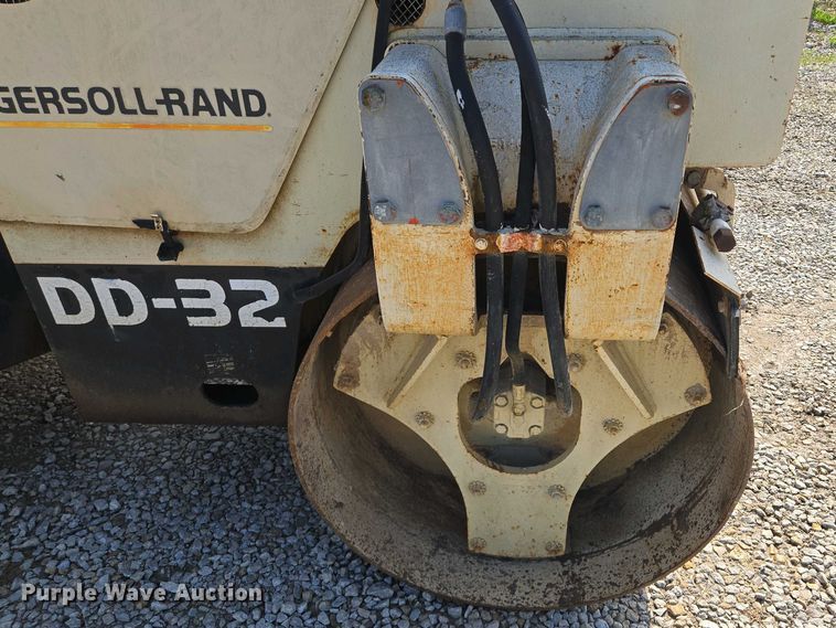 image for item EM7073 1987 Ingersoll Rand DD-32 double drum vibratory roller