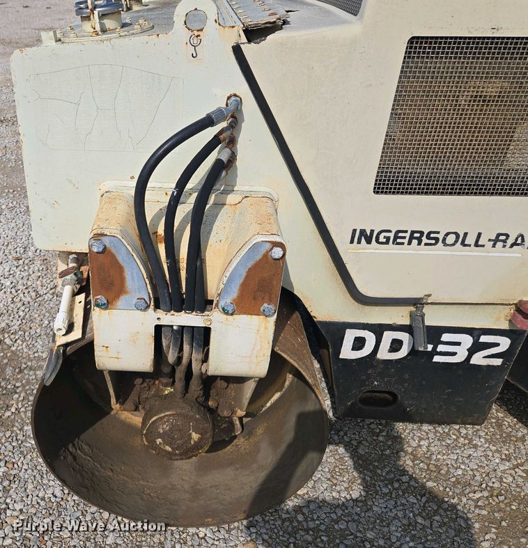 image for item EM7073 1987 Ingersoll Rand DD-32 double drum vibratory roller