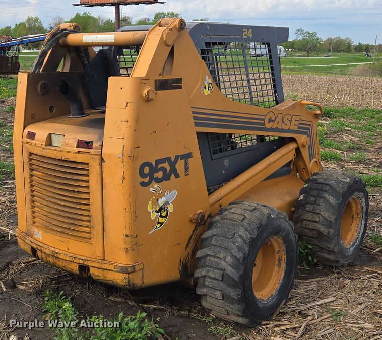 image for item EM7154 2001 Case 95XT skid steer loader