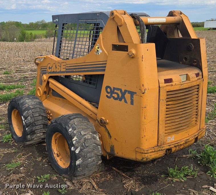 image for item EM7154 2001 Case 95XT skid steer loader