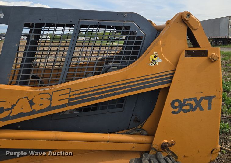 image for item EM7154 2001 Case 95XT skid steer loader