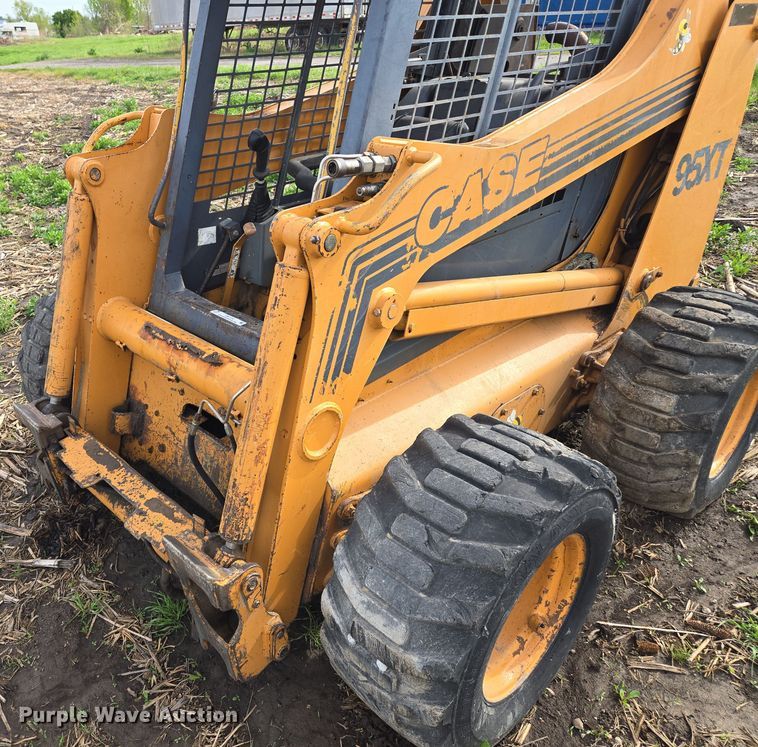 image for item EM7154 2001 Case 95XT skid steer loader