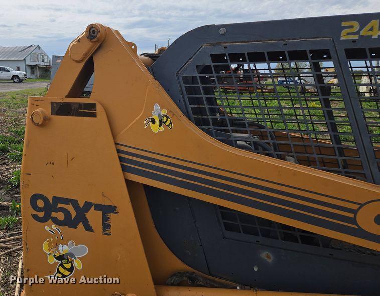 image for item EM7154 2001 Case 95XT skid steer loader