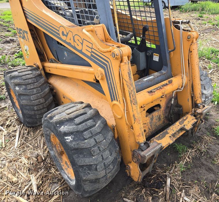image for item EM7154 2001 Case 95XT skid steer loader
