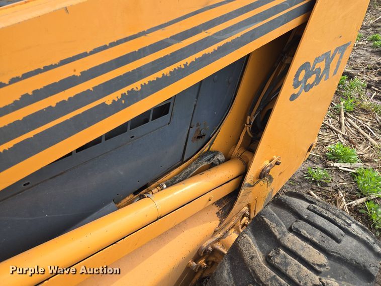 image for item EM7154 2001 Case 95XT skid steer loader
