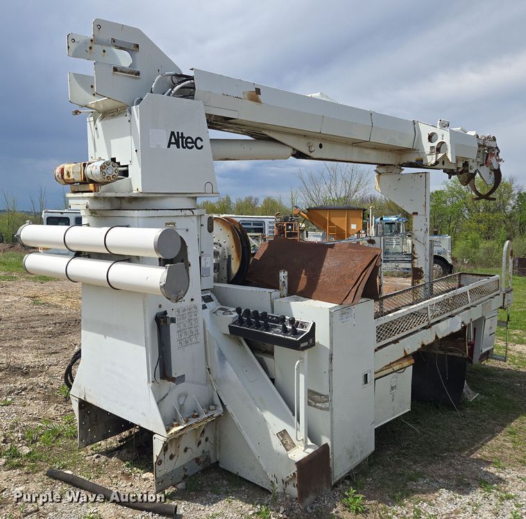 image for item EM7168 Reading H-15-D flatbed with crane