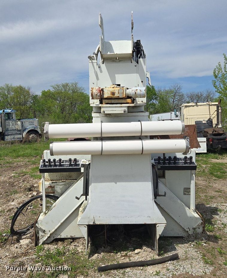 image for item EM7168 Reading H-15-D flatbed with crane