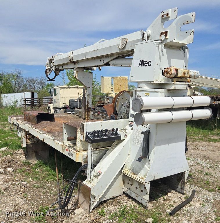 image for item EM7168 Reading H-15-D flatbed with crane