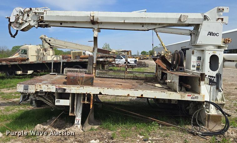 image for item EM7168 Reading H-15-D flatbed with crane