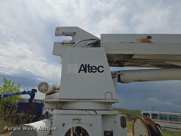 image for item EM7168 Reading H-15-D flatbed with crane