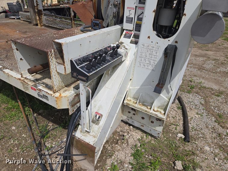 image for item EM7168 Reading H-15-D flatbed with crane