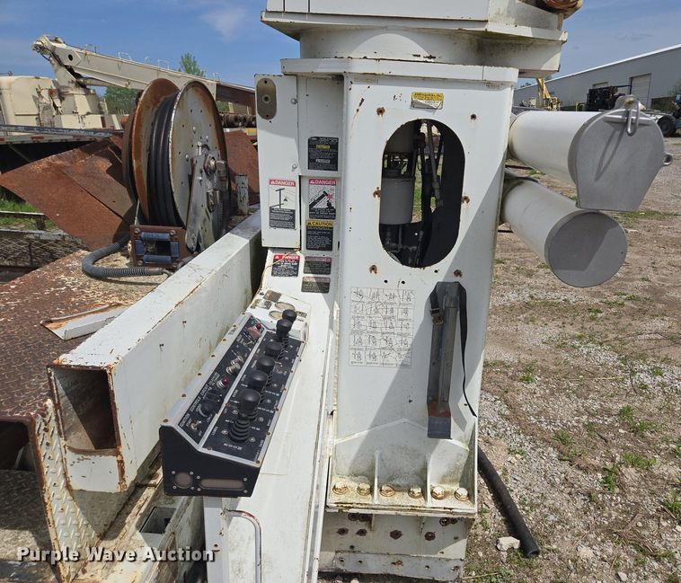 image for item EM7168 Reading H-15-D flatbed with crane