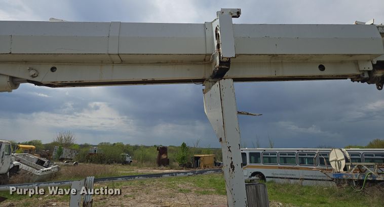 image for item EM7168 Reading H-15-D flatbed with crane