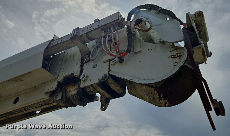 image for item EM7168 Reading H-15-D flatbed with crane