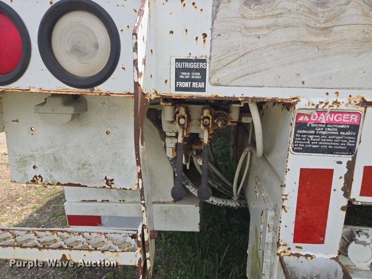 image for item EM7168 Reading H-15-D flatbed with crane