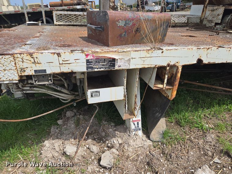 image for item EM7168 Reading H-15-D flatbed with crane