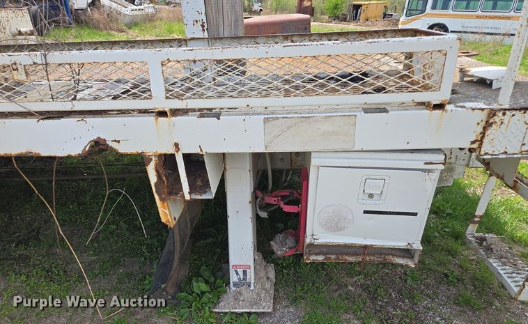 image for item EM7168 Reading H-15-D flatbed with crane