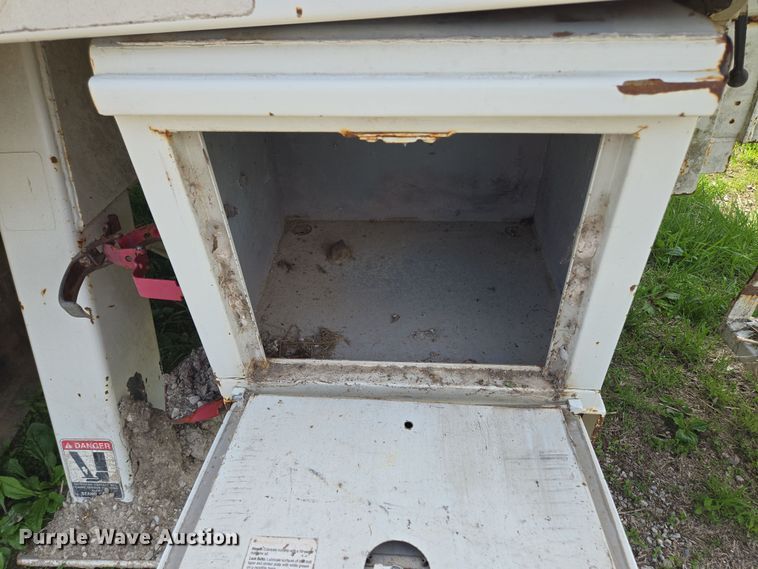 image for item EM7168 Reading H-15-D flatbed with crane