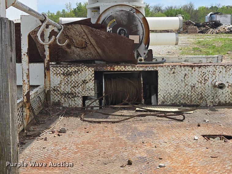 image for item EM7168 Reading H-15-D flatbed with crane