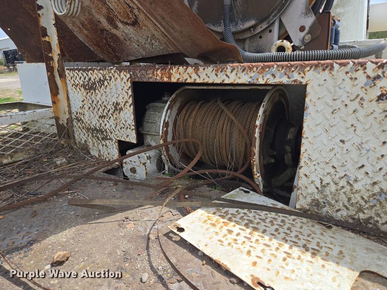 image for item EM7168 Reading H-15-D flatbed with crane