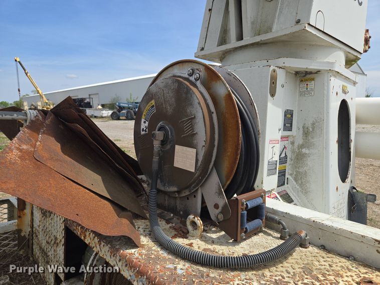 image for item EM7168 Reading H-15-D flatbed with crane