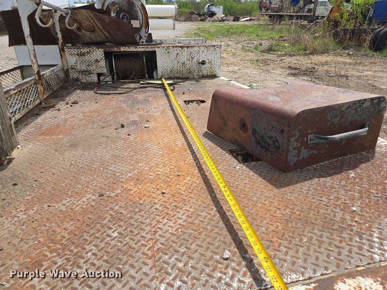 image for item EM7168 Reading H-15-D flatbed with crane