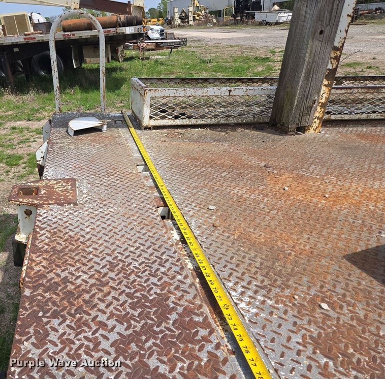 image for item EM7168 Reading H-15-D flatbed with crane