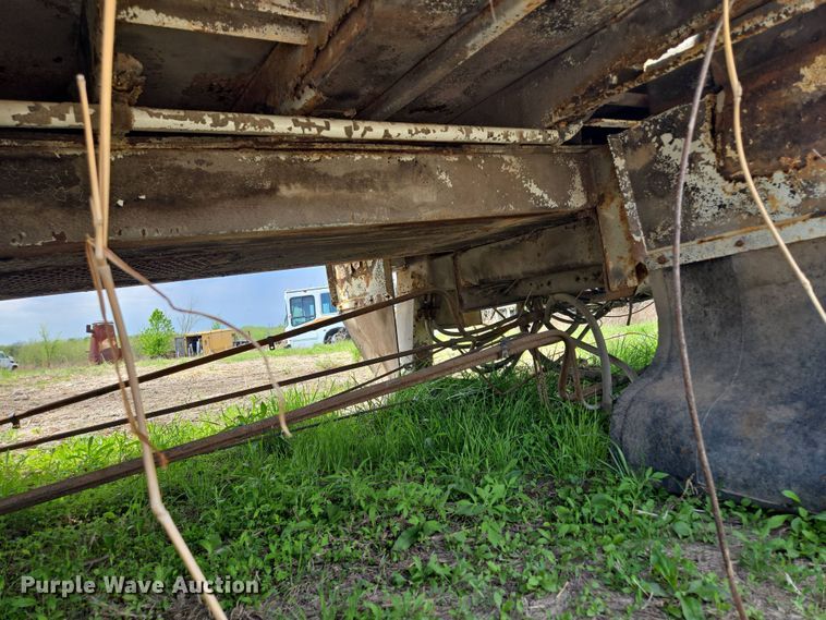 image for item EM7168 Reading H-15-D flatbed with crane