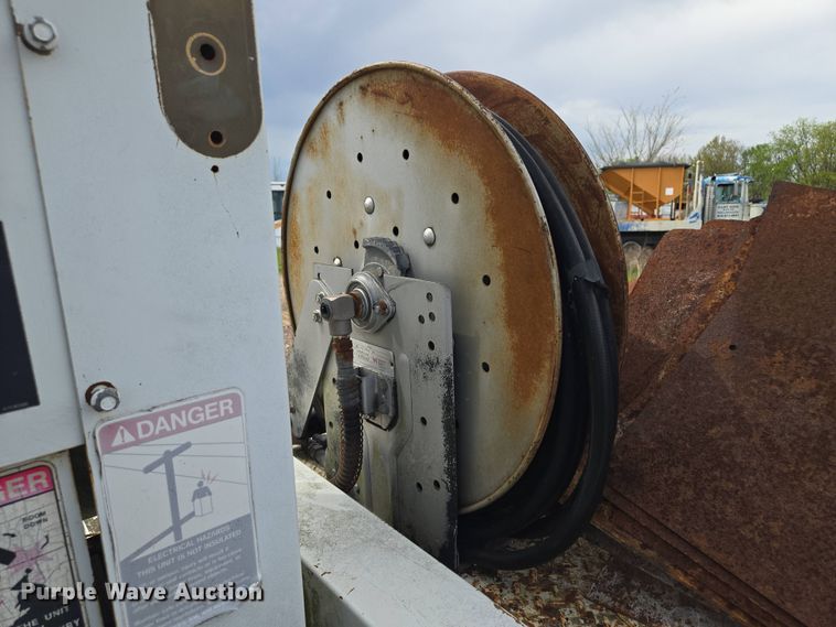 image for item EM7168 Reading H-15-D flatbed with crane